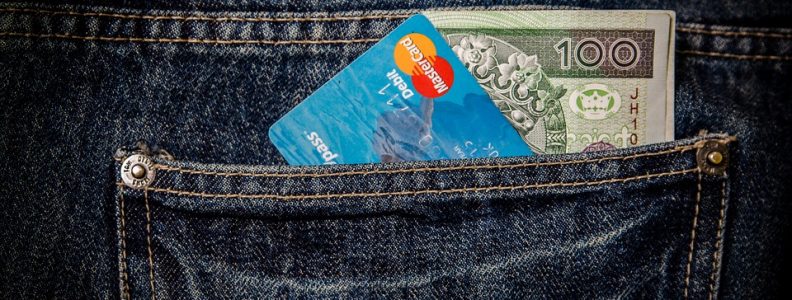 Kreditkort og penge i baglomme